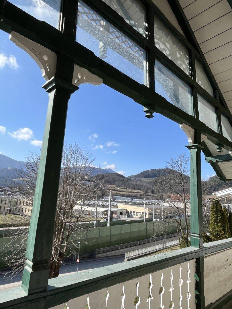Balkon mit weitem Blick auf die umliegende Berglandschaft und die Stadt.