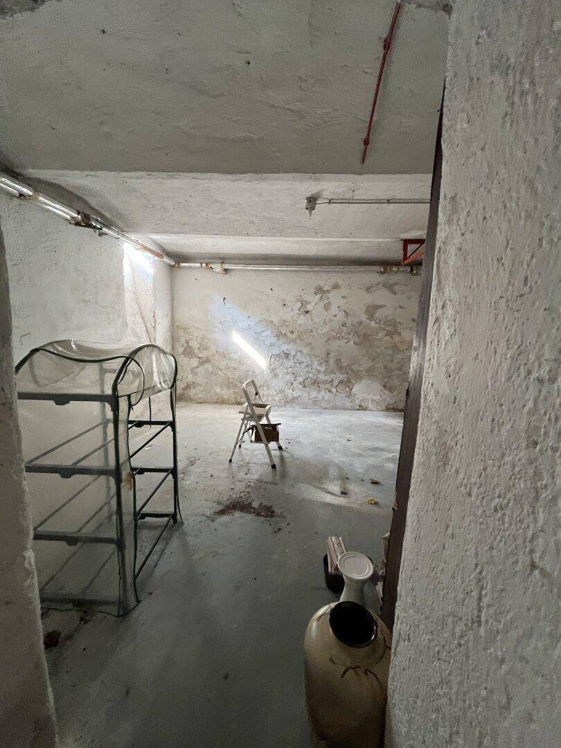 Unfertiger Kellerraum mit Betonboden und sichtbaren Wänden.