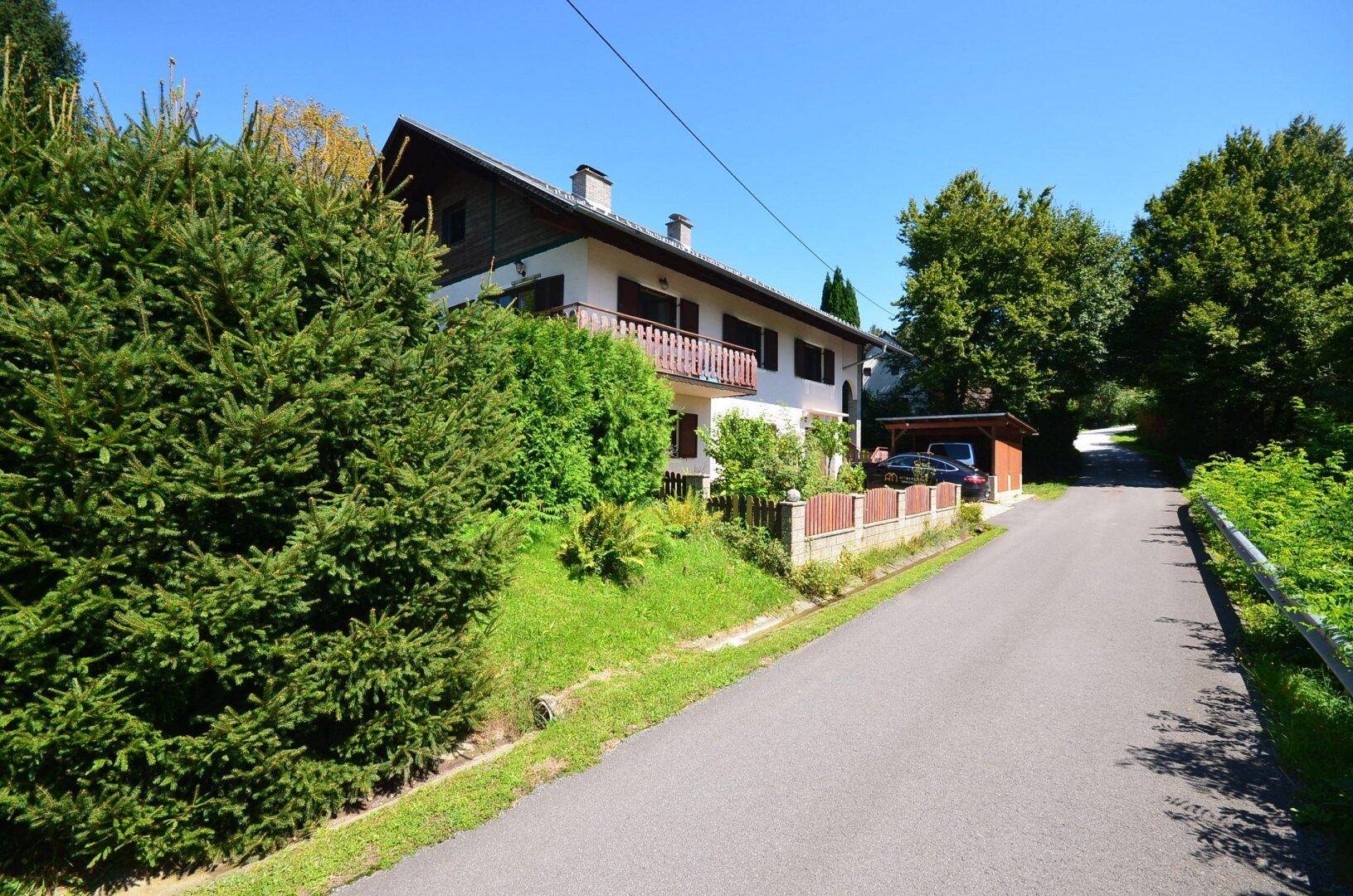 Hausansicht von der Straße mit Carport und gepflegtem Vorgarten.