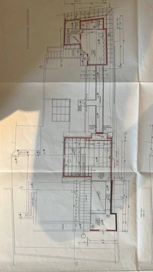 Detaillierter Grundrissplan mit verschiedenen Ebenen und Raumaufteilung des Gebäudes.