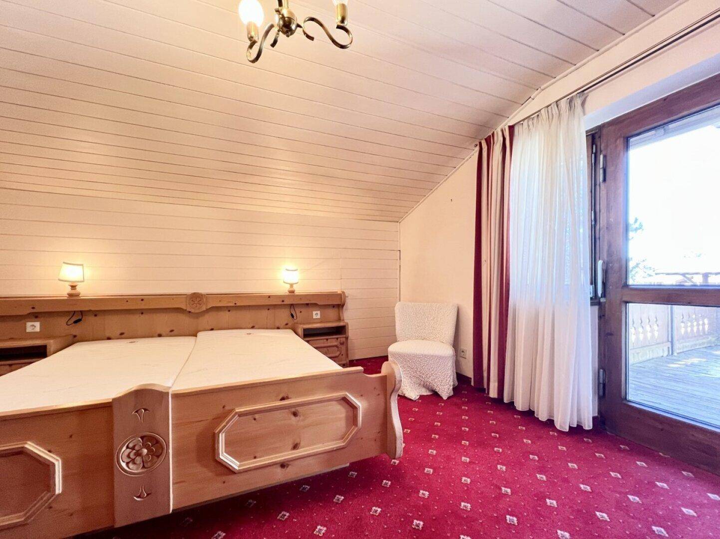 Schlafzimmer 1 mit Balkonzugang im OG