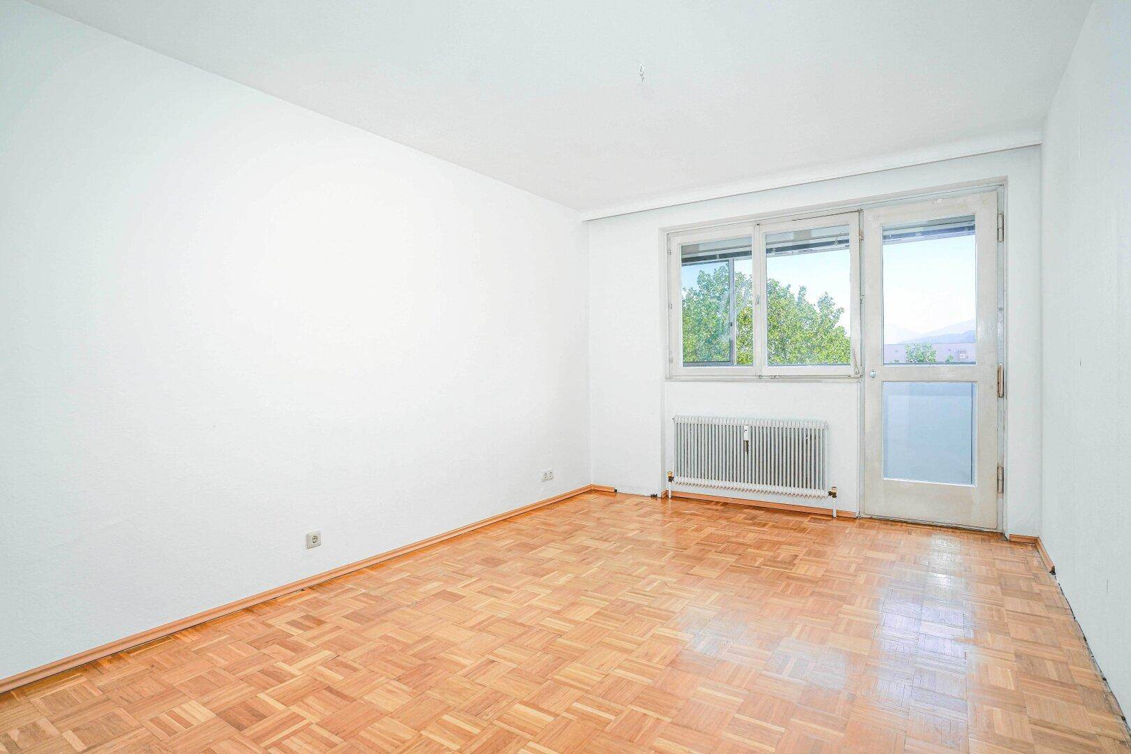 Schlafzimmer mit Balkonzugang nach Osten