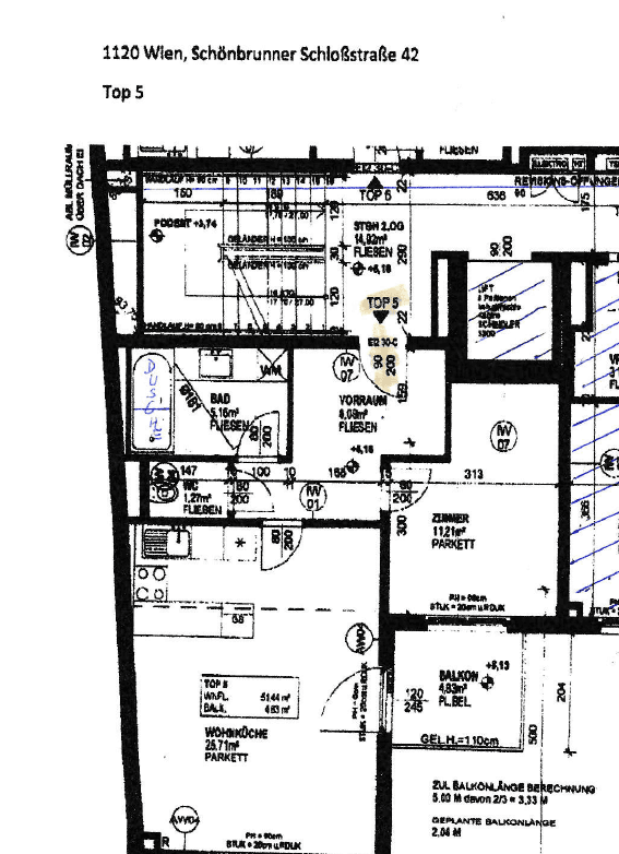Grundriss der Wohnung "Top 5" mit Wohnküche, Zimmern und Balkon.