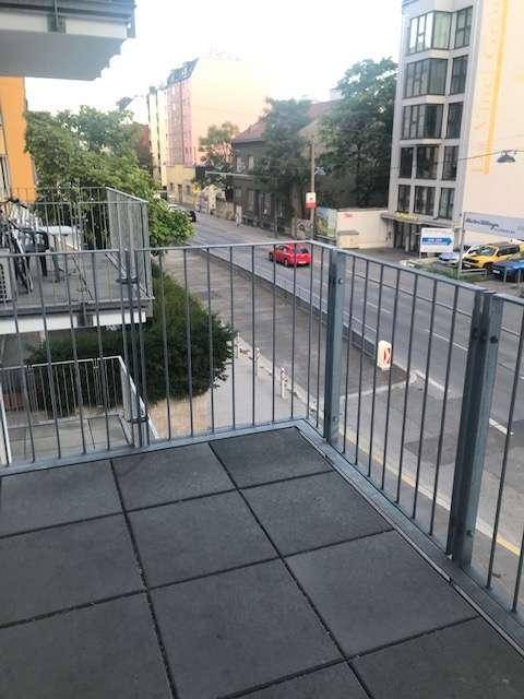 Balkon mit Blick auf die Straße und die umliegenden Gebäude, ausgestattet mit Fliesenboden.