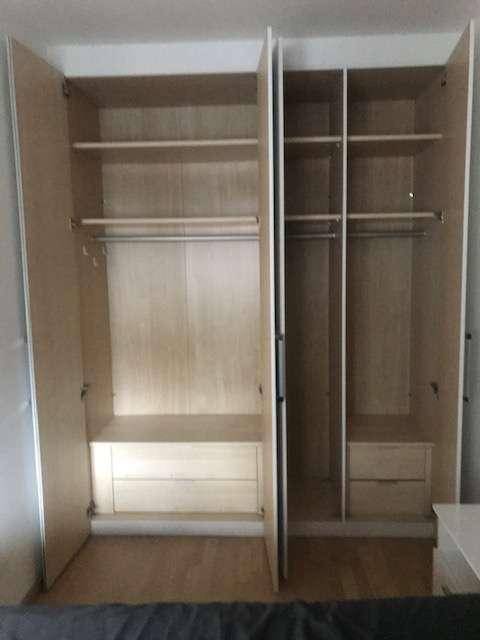 Offene Einbauschränke im Schlafzimmer mit Regalen und Kleiderstangen für optimale Organisation.