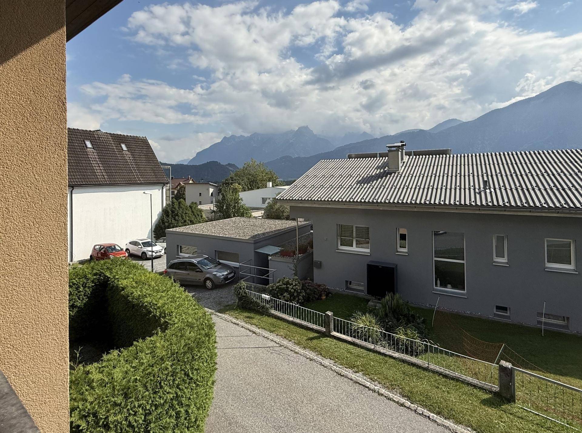 Weitblick auf die umliegende Berglandschaft und Nachbarschaft von der Immobilie.