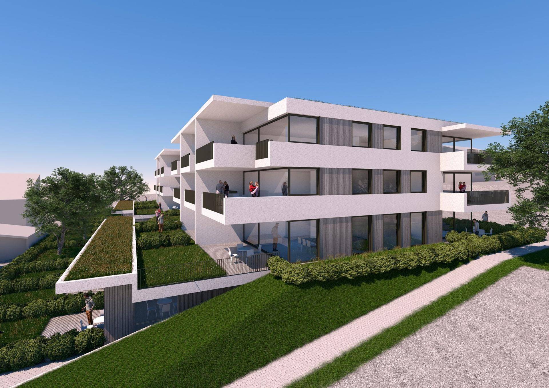 Ansicht eines modernen Wohngebäudes mit großen Fensterfronten, Balkonen und begrünten Dächern in zeitgemäßem Design.