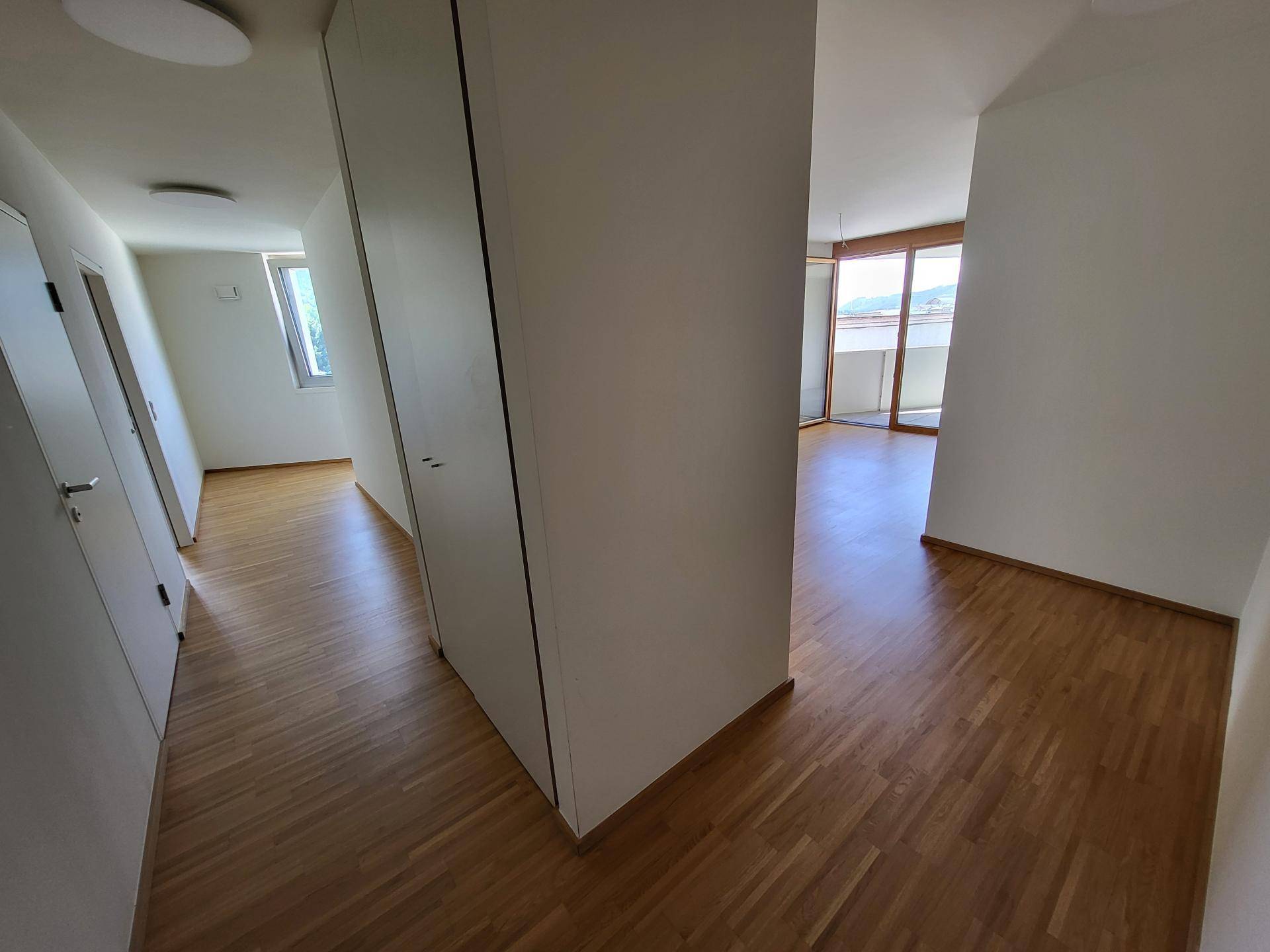 Rechts zum Wohnraum, links zum Bad und zum Zimmer