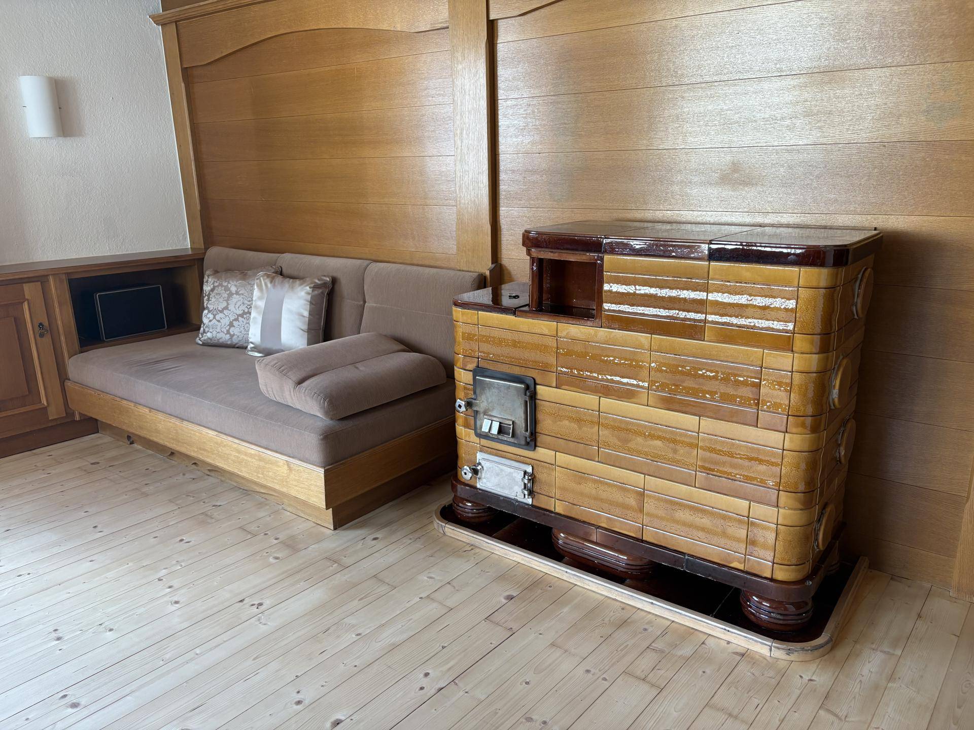 Wohnzimmer_Kachelofen