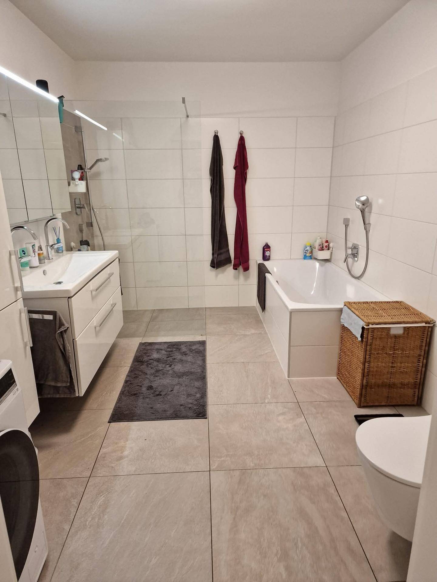 Bad mit Wanne und Dusche