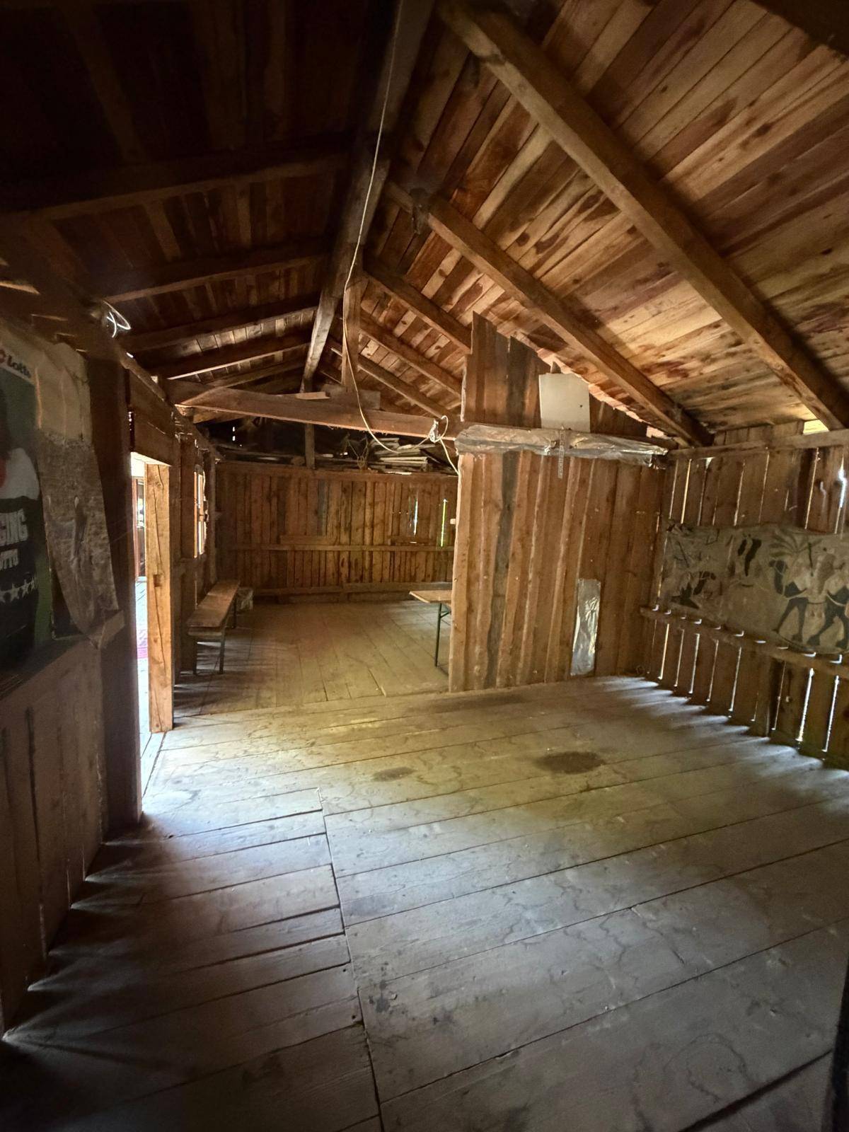 Geräumiger Dachboden mit sichtbarer Holzkonstruktion und rustikalem Dielenboden.