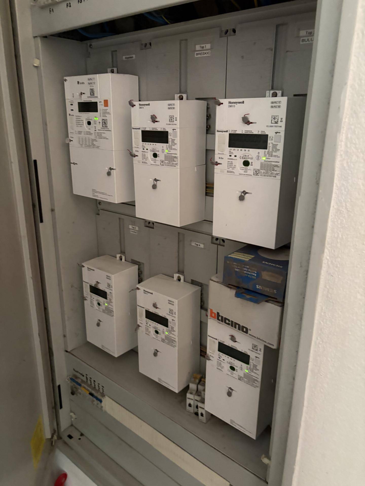 Schaltschrank mit mehreren Stromzählern und Sicherungen für die Gebäudeverwaltung.