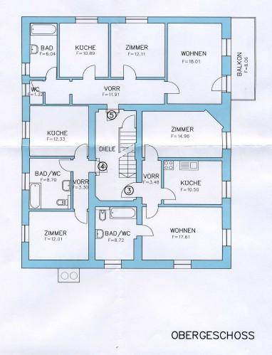 Grundriss des Obergeschosses mit Schlafzimmern, Bädern und Balkonzugang.