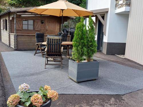 Vorplatz und Skihäuschen