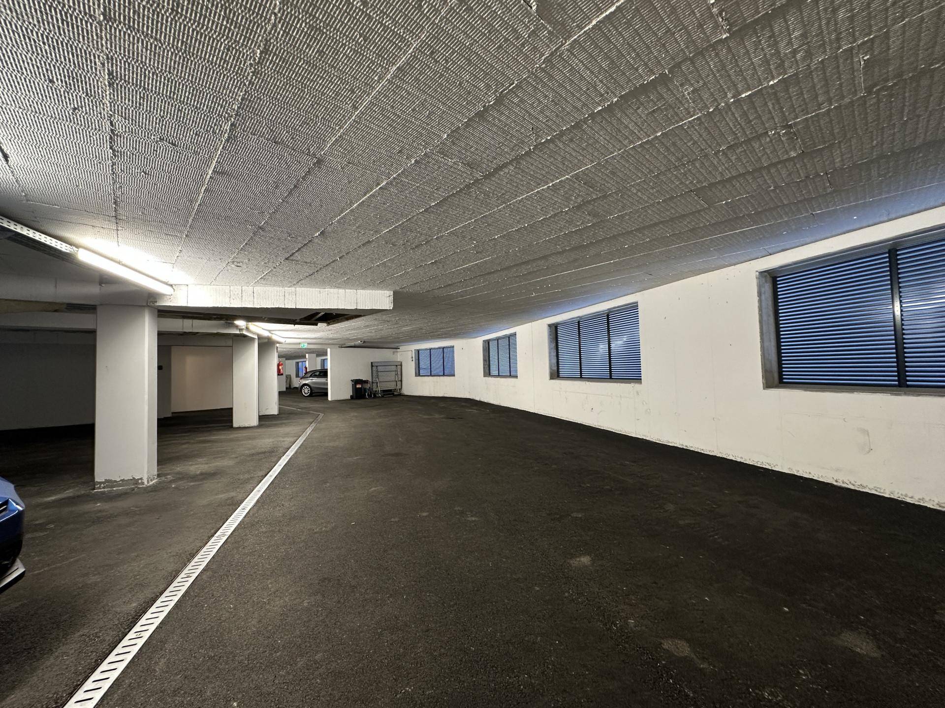 Geräumige Tiefgarage mit mehreren Stellplätzen und guter Beleuchtung.