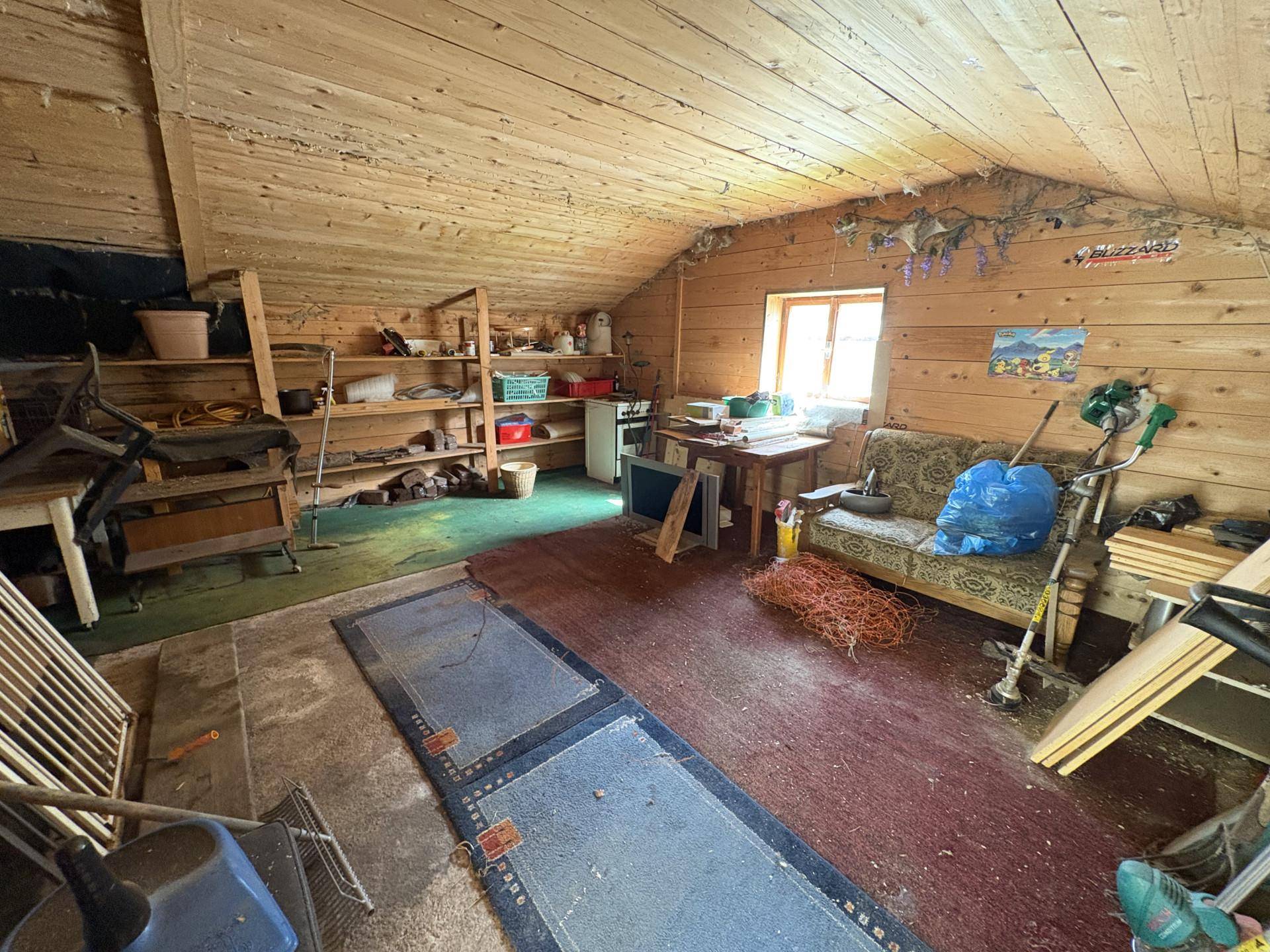 Abstellraum oberhalb der Garage