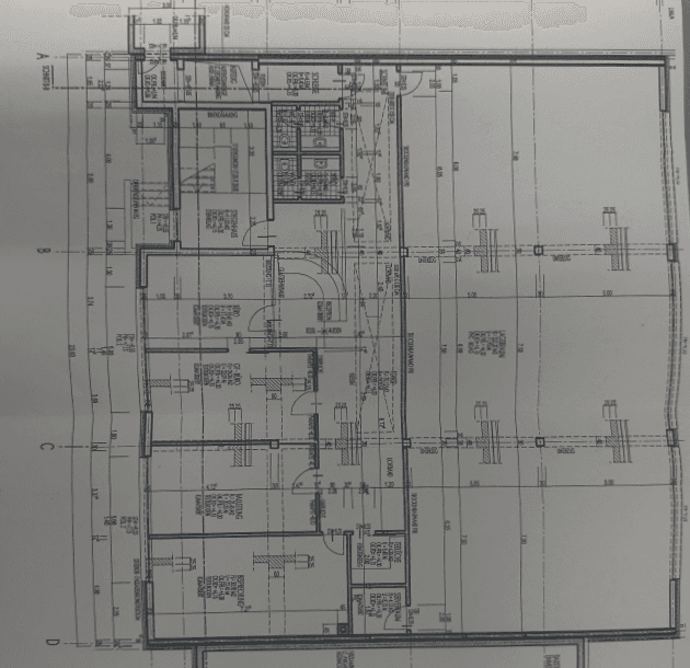 Technischer Grundriss einer Etage mit detaillierten Maßangaben und Raumaufteilung für Büros und Sanitär.