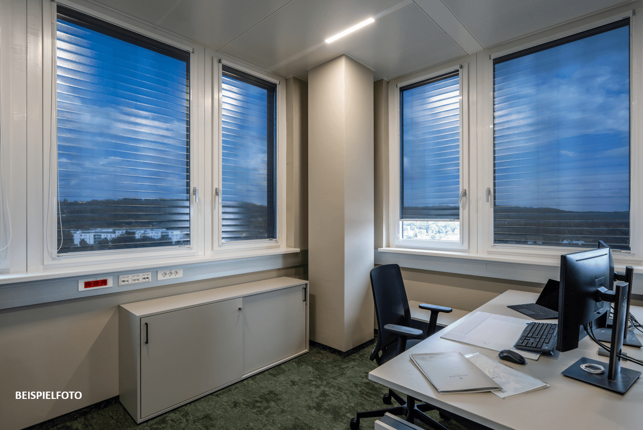 Funktionales Büro mit zwei Arbeitsplätzen, Schränken und Fenstern mit Jalousien, ausgestattet für den Alltag.