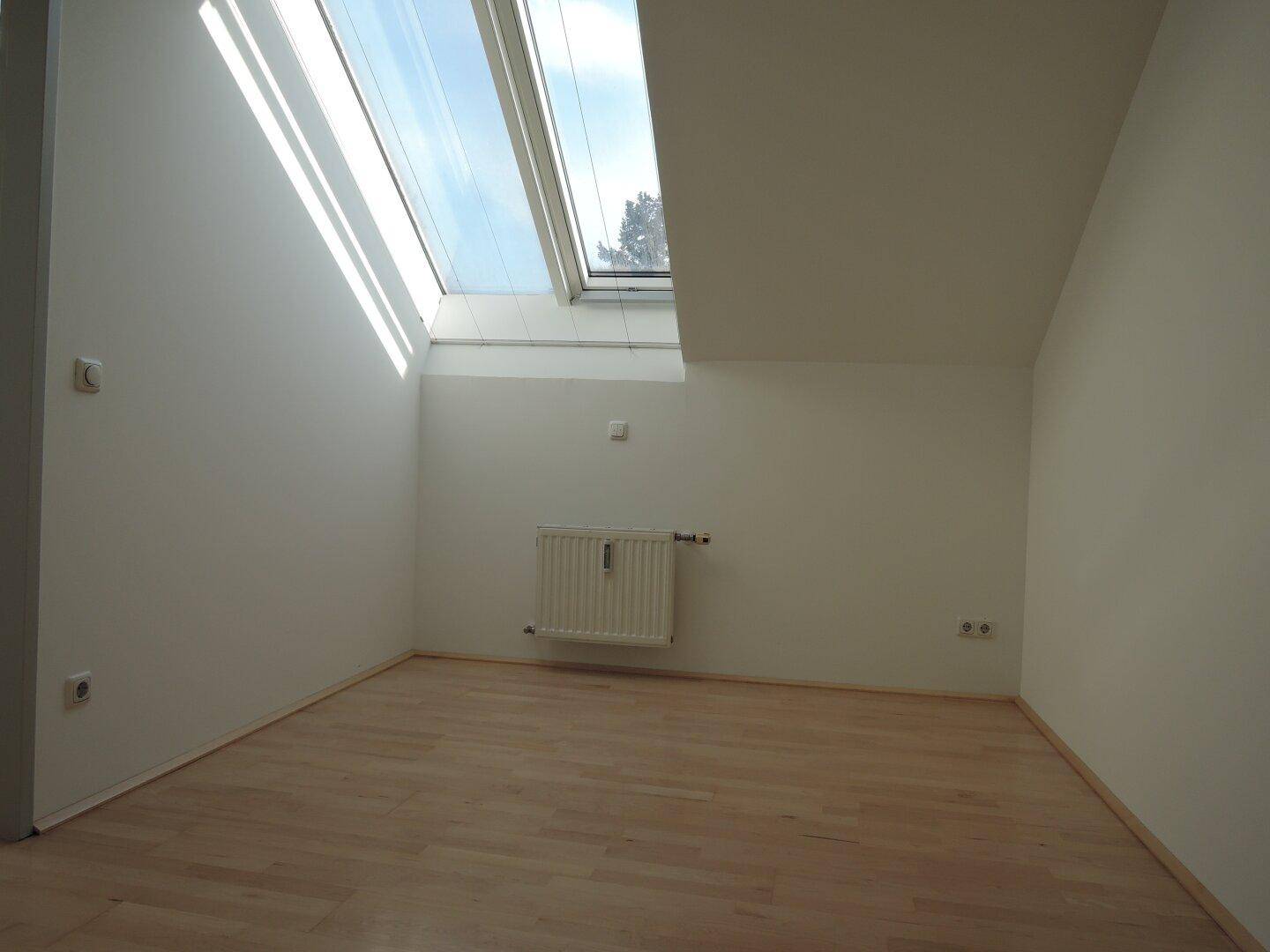 2 Zimmer Dachgeschoss-Wohnung mit Extraküche in Grünlage - Römerberg - More