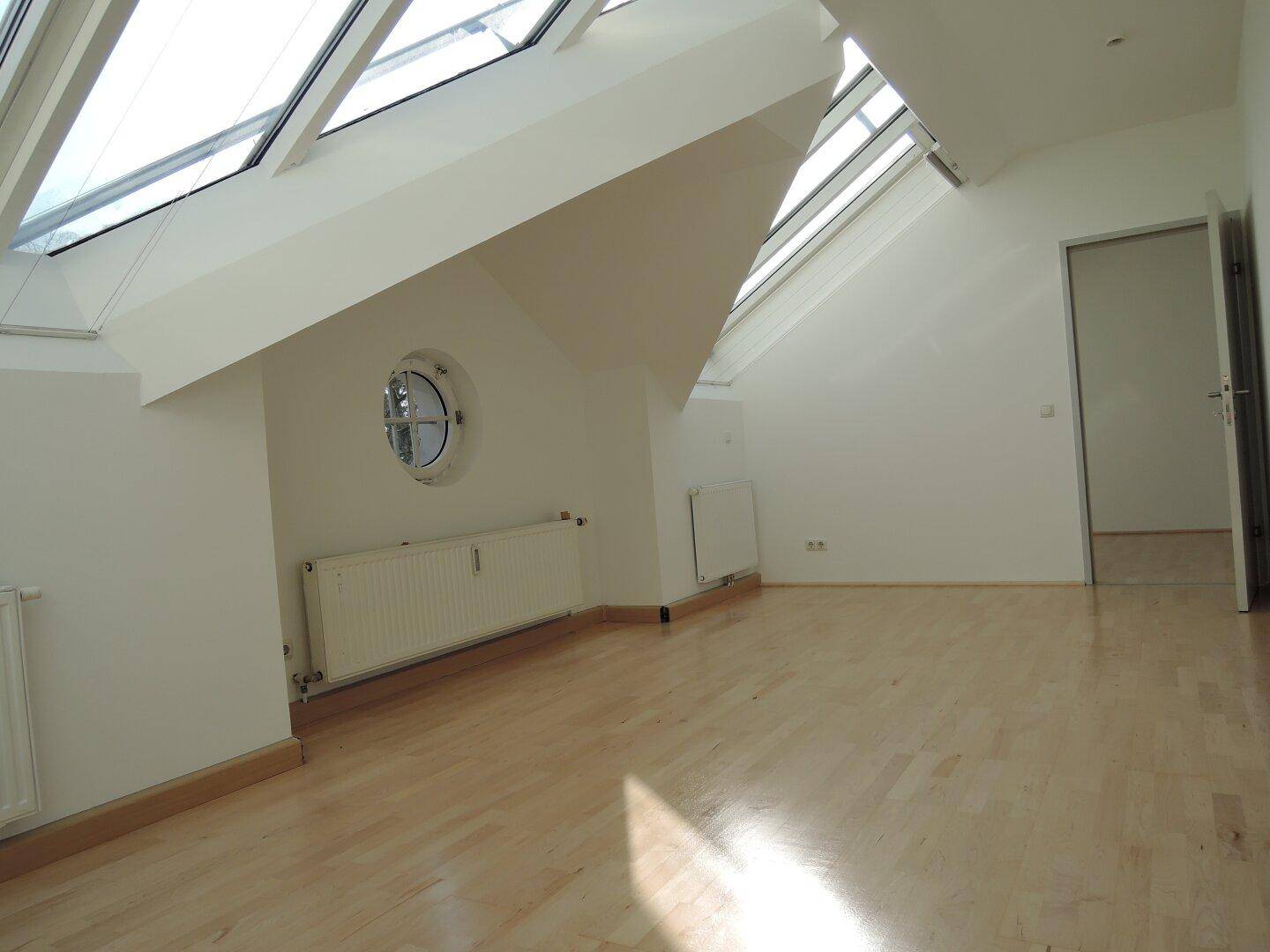 2 Zimmer Dachgeschoss-Wohnung mit Extraküche in Grünlage - Römerberg - View 2