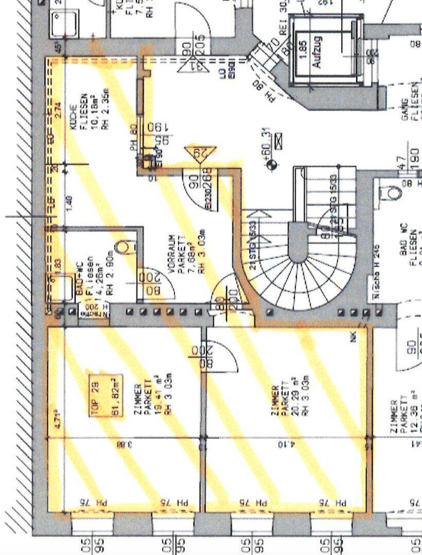 Detaillierter Grundriss mit Zimmeraufteilung, Parkettböden und Aufzugzugang.