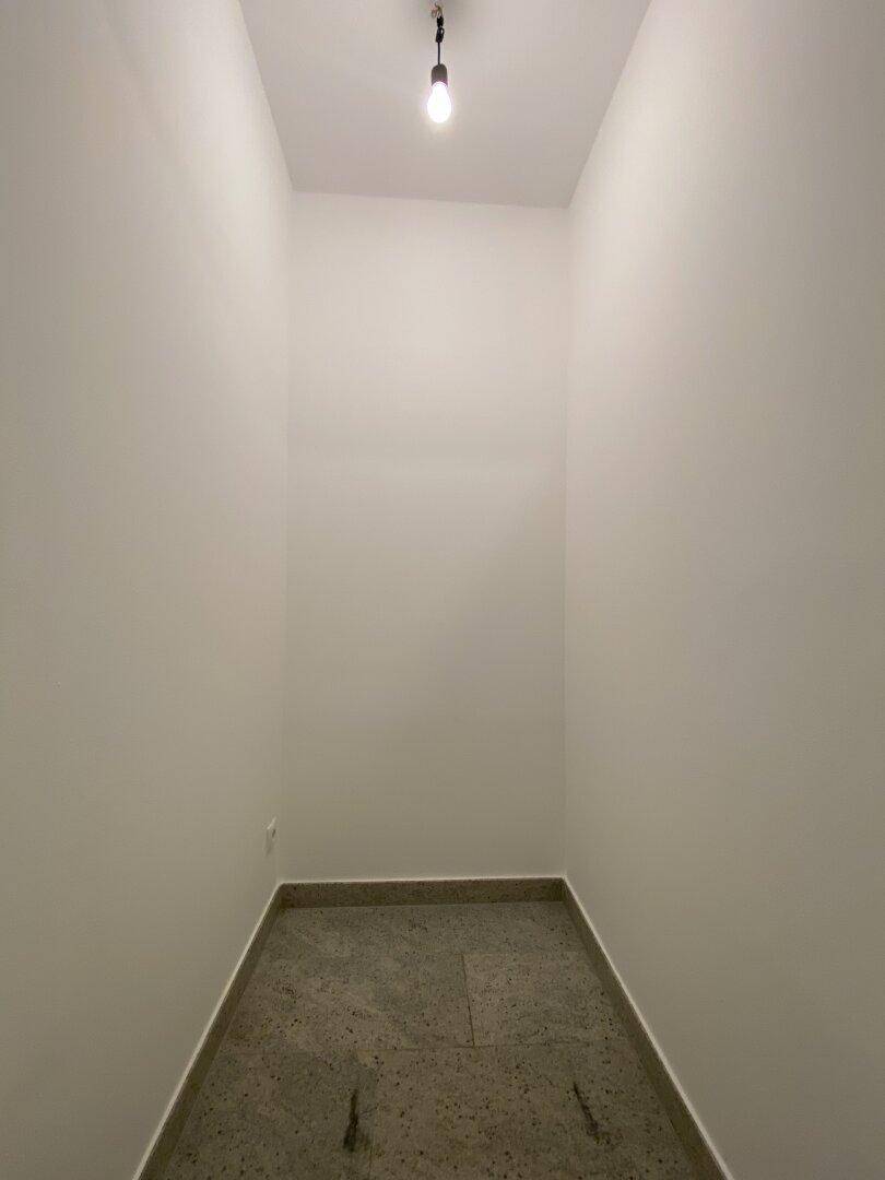 Kleiner Abstellraum mit Fliesenboden, ideal für zusätzlichen Stauraum.