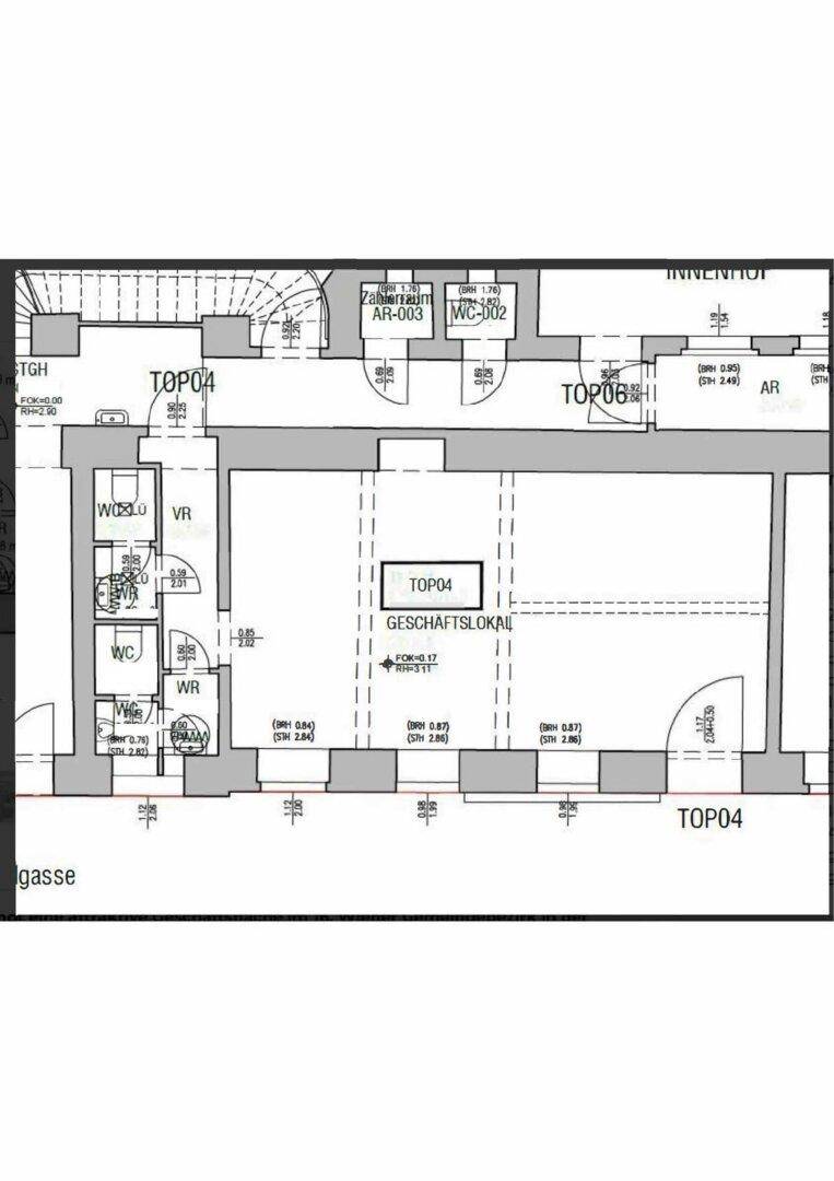 Grundriss eines Geschäftslokals mit offenem Layout, mehreren Toiletten und Blick auf den Innenhof.
