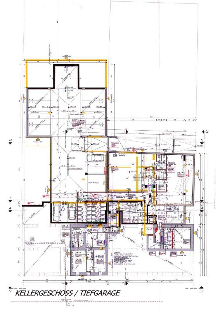 Detaillierter Grundriss des Kellergeschosses und der Tiefgarage mit verschiedenen Stellplätzen.