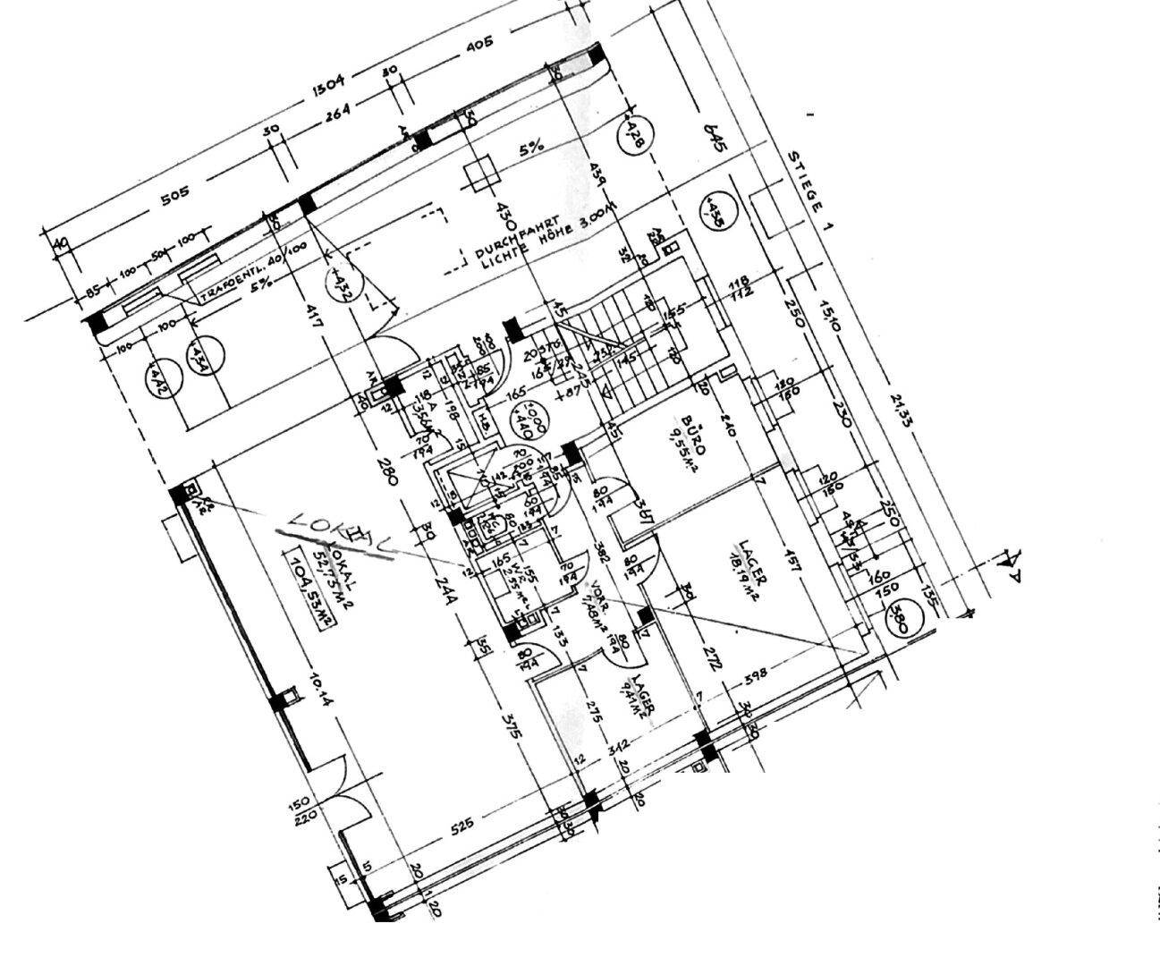 Detaillierter Grundriss mit verschiedenen Räumen, Treppenhaus und Maßangaben.