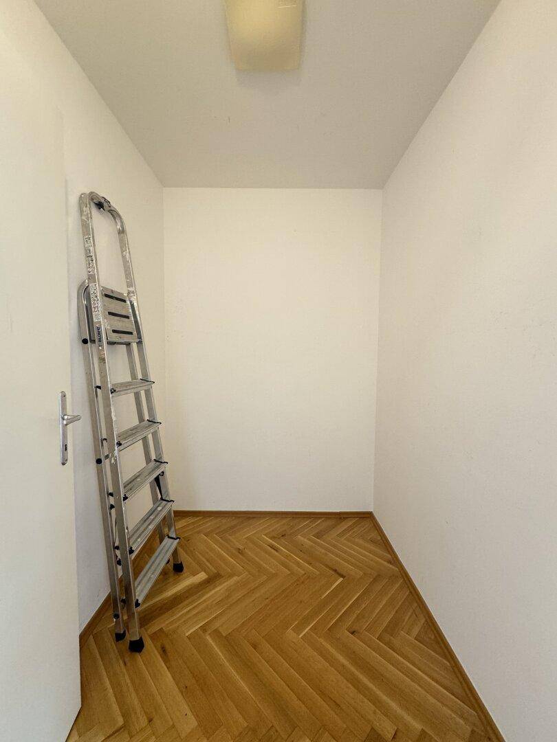 Praktischer Abstellraum mit Parkettboden, der zusätzlichen Stauraum bietet.