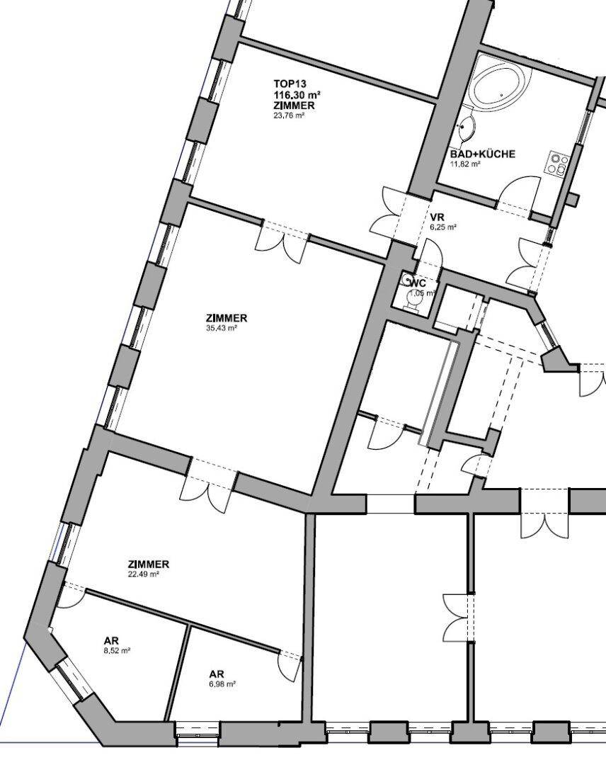 Grundriss einer Wohnung mit mehreren Zimmern, einem kombinierten Bad und Küche, separatem WC und Abstellräumen.