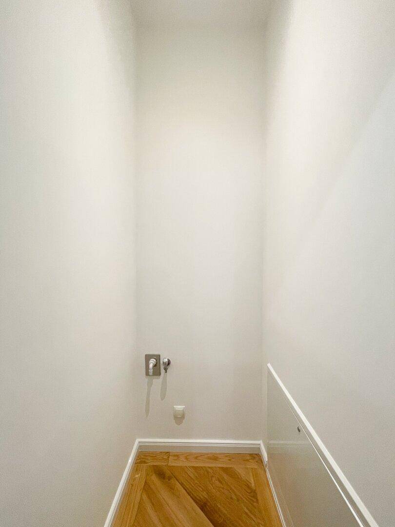 Kleiner Raum mit Anschlüssen an der Wand, ideal als Abstellraum oder für Waschmaschine.