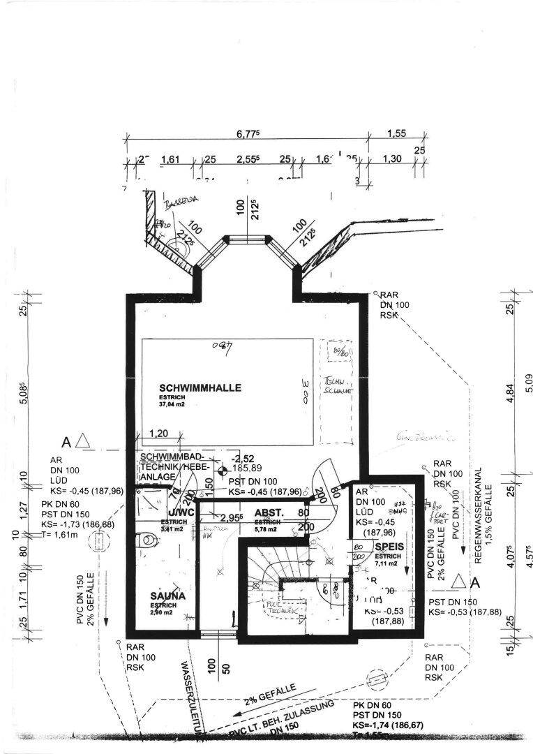 Grundriss des Untergeschosses mit Schwimmhalle, Sauna, WC und Technikraum.