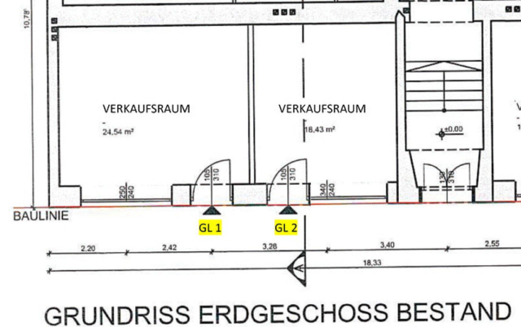 Grundriss des Erdgeschosses mit zwei Verkaufsräumen und einer internen Treppe, detailliert dargestellt.