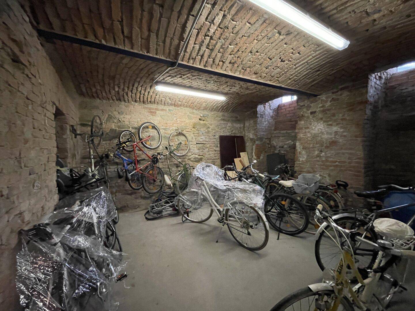 Historischer Kellerraum mit Ziegelgewölbe, der als Fahrradabstellraum genutzt wird.