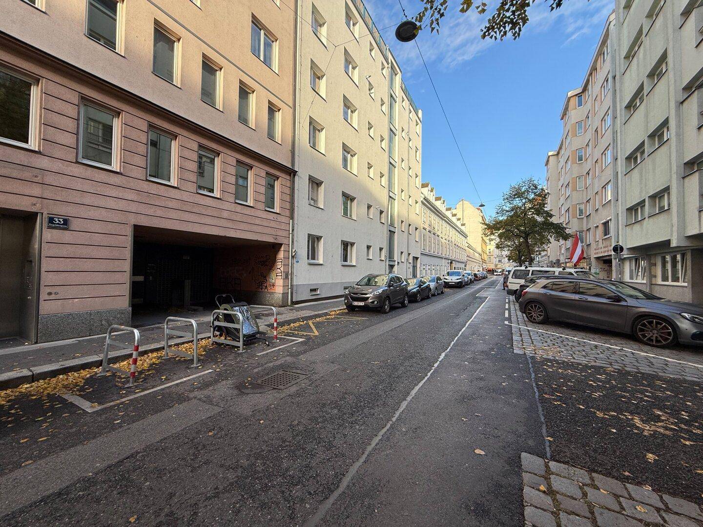 Detaillierter Grundriss des Erdgeschosses mit verschiedenen Räumen und Abmessungen.