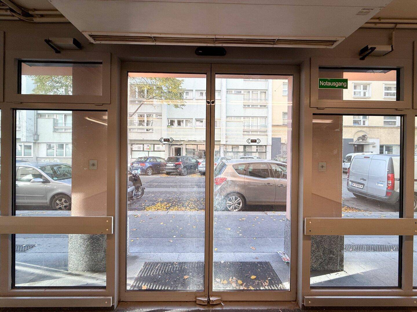 Geräumiger Gewerberaum mit Teppichboden im Eingangsbereich und Laminatboden.