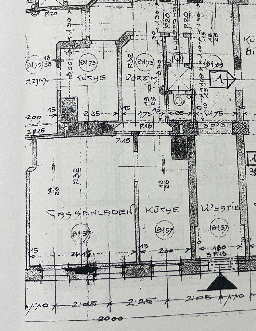Detaillierter historischer Grundriss mit Laden, Küche, Vestibül und weiteren Räumen.