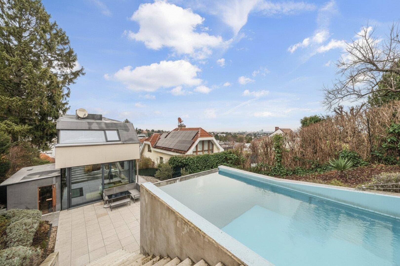 Gesamtansicht des Hauses mit Pool und weitem Blick über die Landschaft.