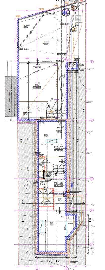 Detaillierter Grundriss des Gebäudes mit verschiedenen Ebenen und technischen Details.