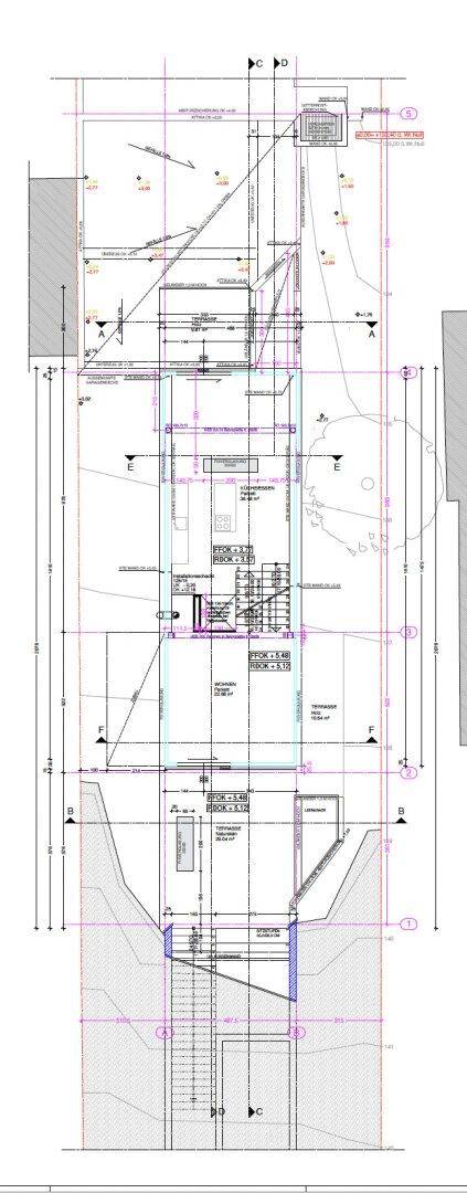 Technischer Grundriss mit Maßangaben und strukturellen Details des Gebäudes.