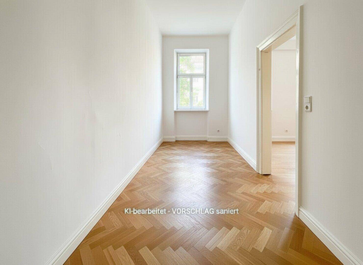Leerer, heller Raum mit Fischgrätparkett und einem Fenster.