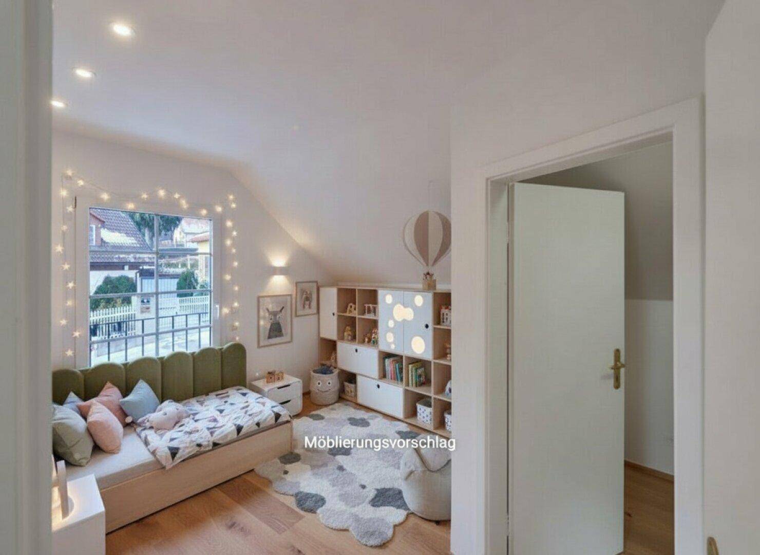 Freundliches Kinderzimmer mit Dachschräge, Holzboden und einem Fenster mit Blick auf die Umgebung.