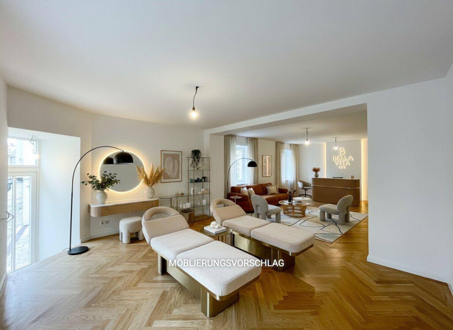 Eleganter Wellnessbereich mit Behandlungsbetten, stilvoller Dekoration und Fischgrätparkettboden.