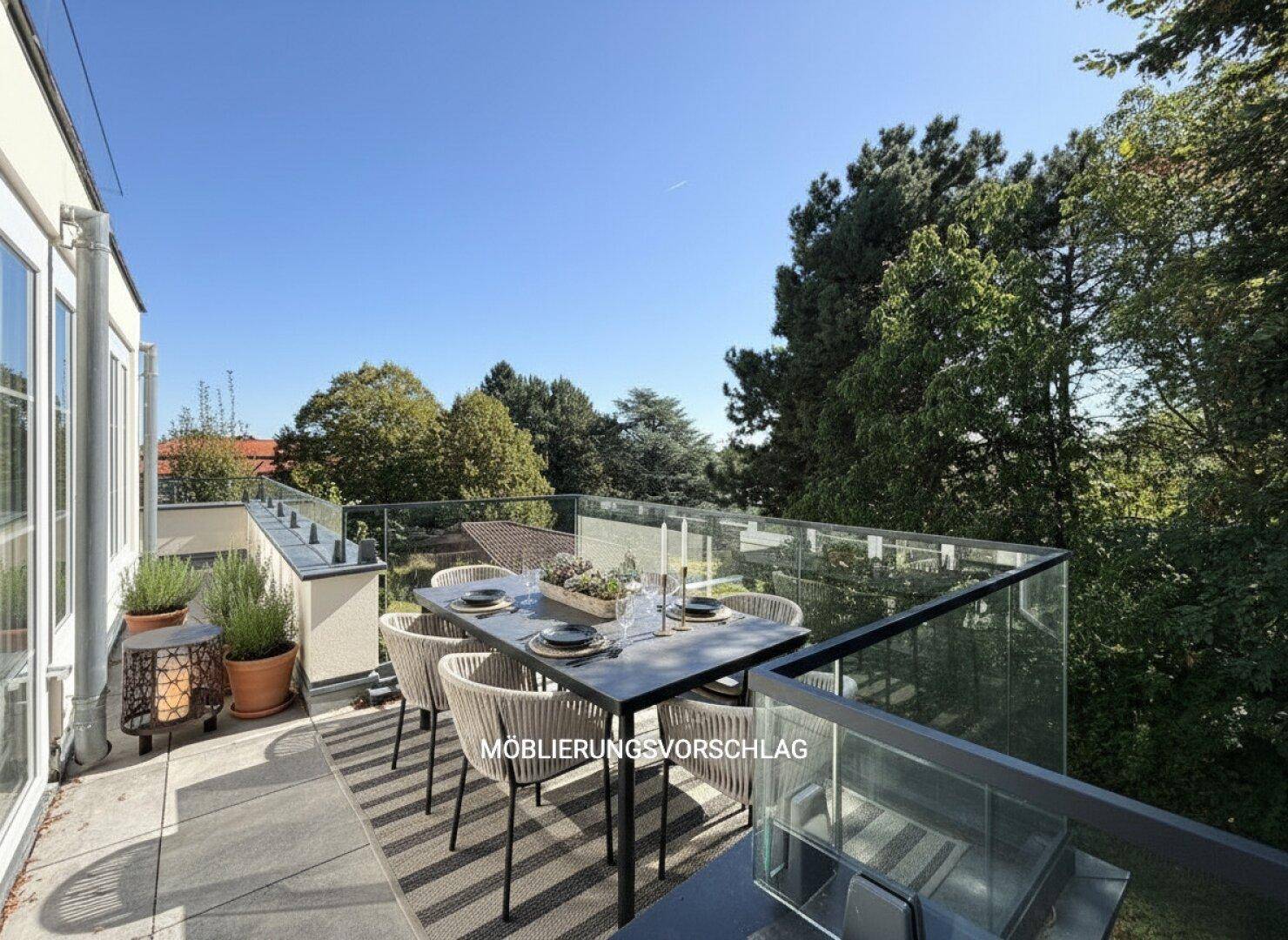 Geräumige Dachterrasse mit modernem Esstisch, Glasgeländer und weitem Blick ins Grüne.