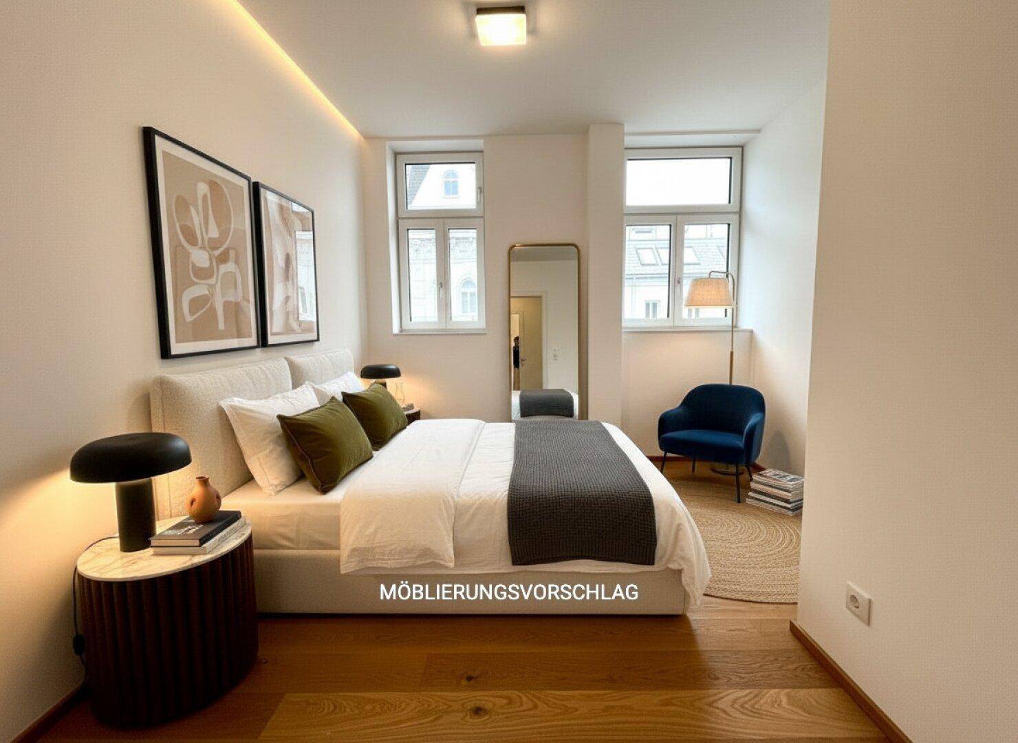 Helles Schlafzimmer mit Doppelbett, Holzboden und zwei hohen Fenstern für viel Tageslicht.