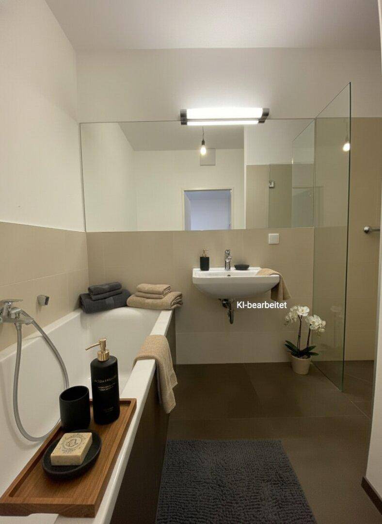 Modernes Badezimmer mit Badewanne, Dusche und einem einzelnen Waschbecken.