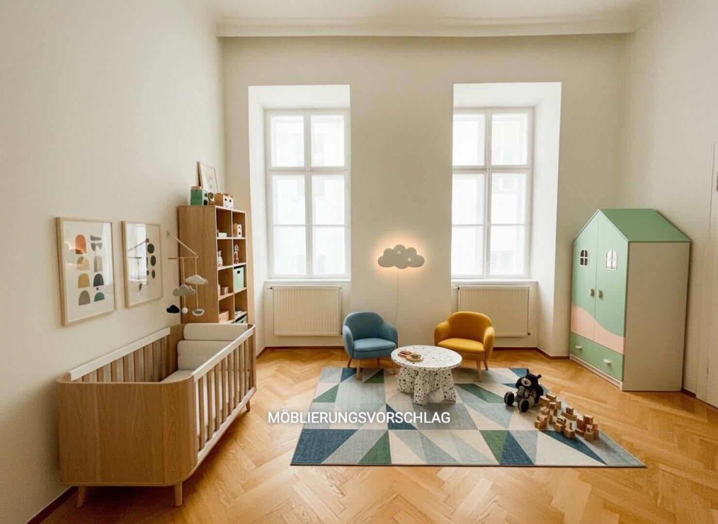 Lichtdurchflutetes Kinderzimmer mit Fischgrätparkett, hohen Decken und farbenfroher Dekoration.