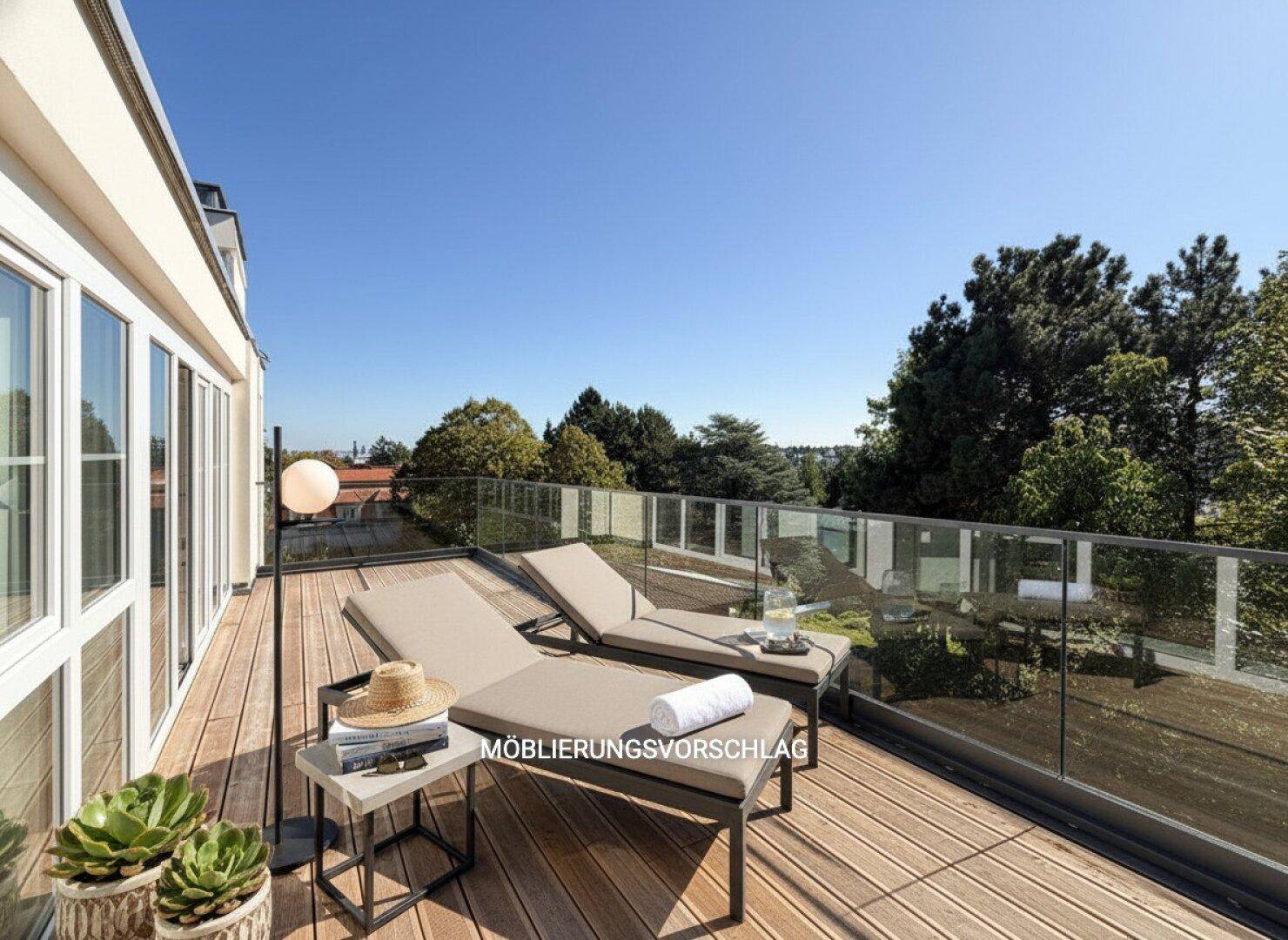 Große Dachterrasse mit Holzbelag, Glasgeländer und bequemen Sonnenliegen unter blauem Himmel.