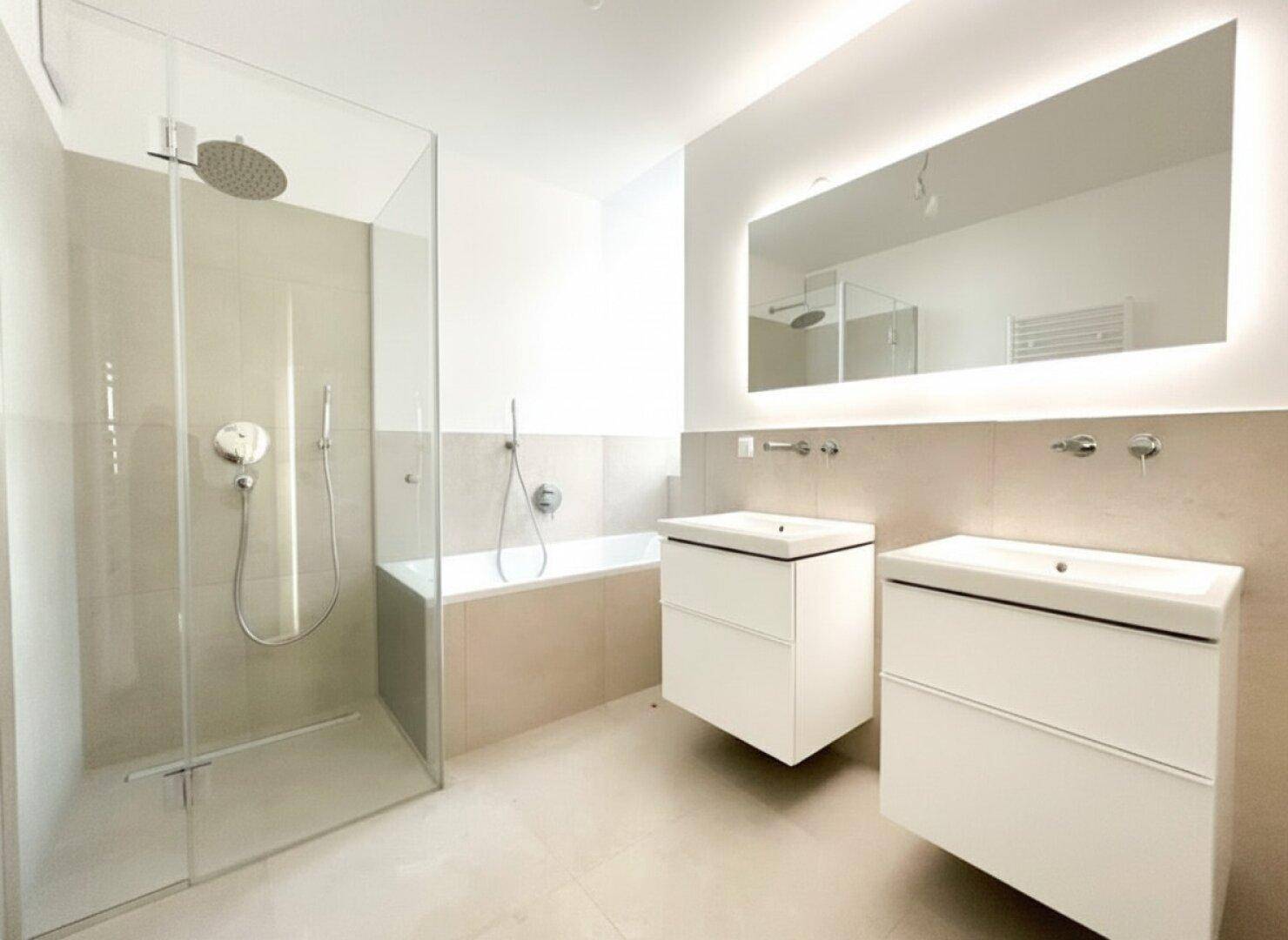 Modernes Badezimmer mit Doppelwaschbecken, großer Dusche und Badewanne.